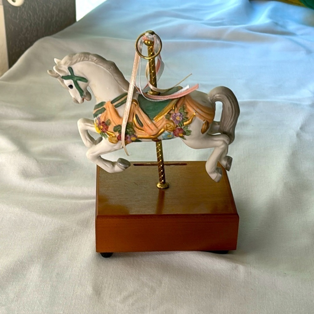 Porcelain music box - Picture 3 of 4